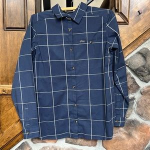 COLUMBIA Ladies M LS button down shirt with front pocket and cc internal pocket.